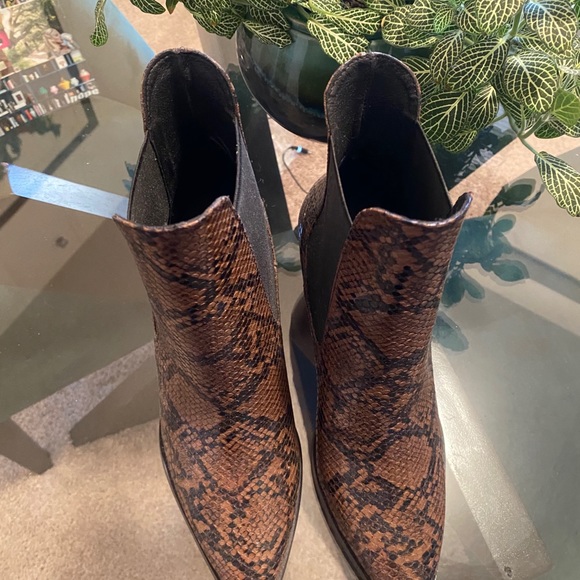 NWT + BOX Steve Madden Brown Snakeskin Boots - Picture 3 of 4